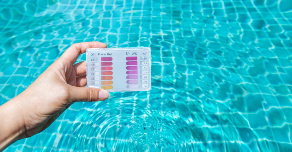 Entretenir la piscine en contrôlant les valeurs avec un testeur d'eau de bassin